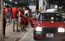 香港對印度︱啟德主場館新增的士上落客區 人龍一度近百 球迷大讚方便